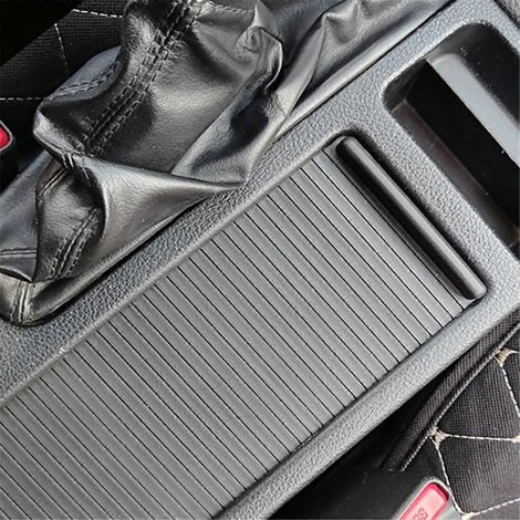 Abdeckung für den verschiebbaren Getränkehalter in der Mittelkonsole des Autos