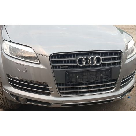 Audi Q7 - baguettes de calandre chromées + phares halogènes (1/4)