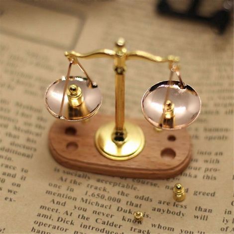 Ornement de balance vintage en métal, modèle de balance de justice antique -- (1/5)