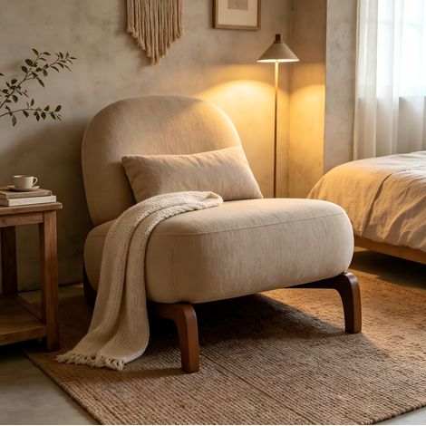 Sillón auxiliar tapizado en tela color camel, sin reposabrazos, con patas de madera, ideal para sala de estar, dormitorio y balcón. (1/5)