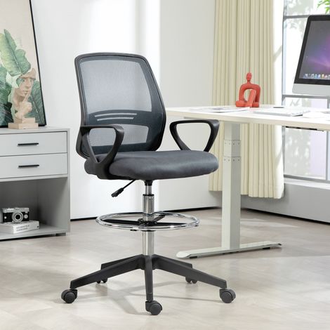 Silla de oficina ergonómica con reposabrazos y reposapiés ajustable, tapicería de malla, color gris.