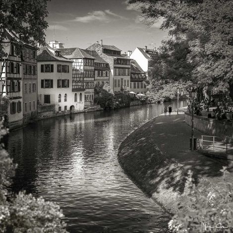 Tableau sur toile quai de l'Ill noir et blanc 45x45 cm - Impression sur Toile Murale Décorative - Image imprimée en HD sur Toile - Toile sur Châssis en Bois FSC - Fabriqué en France (1/5)