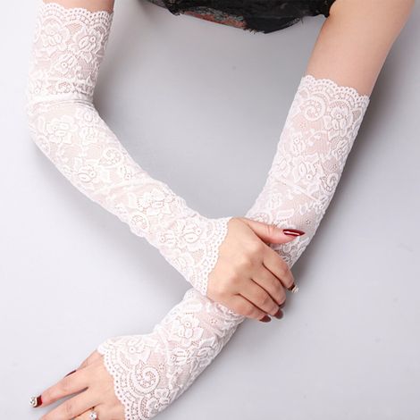 Maniche e guanti senza dita in pizzo con protezione UV – bianchi, utilizzabili con crema solare.
