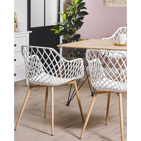 Beliani – Lot de 2 chaises scandinaves – Assise en plastique blanc – Pieds en métal effet bois clair – Pour salle à manger ou cuisine