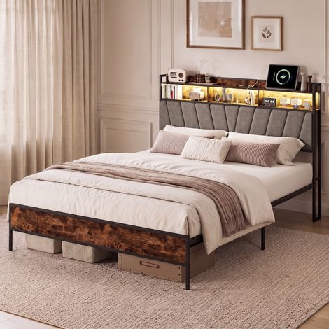 Letto matrimoniale 160x200 cm, Testiera con mensola portaoggetti, porta USB Type-C e LED, Struttura in metallo e MDF, Legno scuro e grigio (1/5)