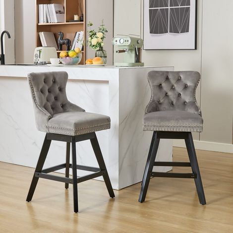Lot de 2 tabourets de bar pivotants velours gris capitonnés pieds bois cloutés chrome style détente (1/5)