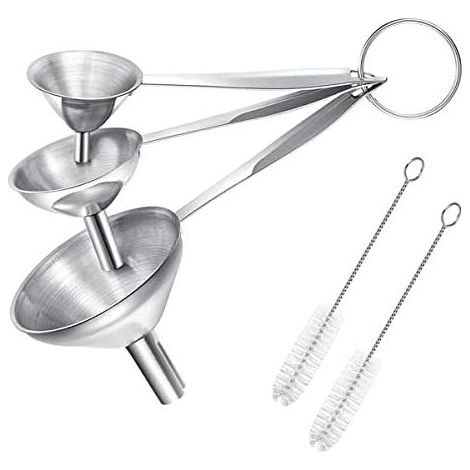 Imbuto da cucina. Imbuto da cucina in acciaio inox a 3 pezzi con pistone. Con 2 spazzole per la pulizia per il travaso di liquidi e polveri. (1/5)