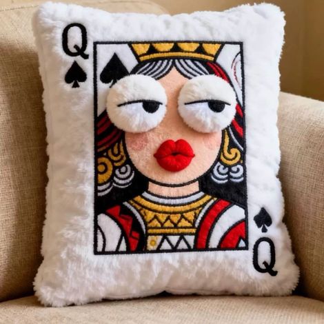 Ce coussin en peluche artistique représentant la Reine de Pique, brodé de motifs de cartes à jouer, est un objet de décoration parfait et un cadeau unique.