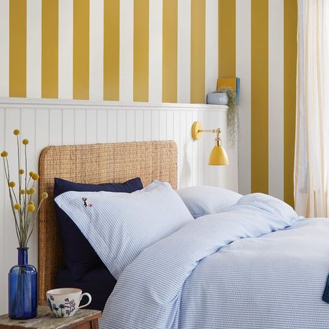 Papier peint intissé rayé 1005 x 52cm – Motif rayé jaune doré et crème – Application directe sur mur – Entretien facile avec éponge humide – Joules