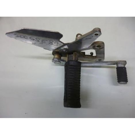 [PRODUIT D'OCCASION] Platine de repose pied pilote droit origine pour moto Suzuki 500 (1/2)
