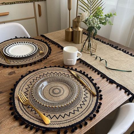 4 tovagliette rotonde in juta naturale con nappe, stampate, impermeabili, come accessorio da cucina. (1/5)