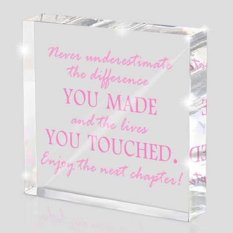 Panneau de bureau en acrylique "Ne sous-estime jamais ton impact" - Écriture rose, cadeaux d'adieu pour collègues femmes, cadeau inspirant pour retraite de bureau (1/5)