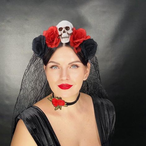 Bandeau d'Halloween avec roses, couronne en dentelle noire, voile, serre-tête, coiffe gothique crâne pour le Jour des Morts. Déguisement d'Halloween. (1/3)