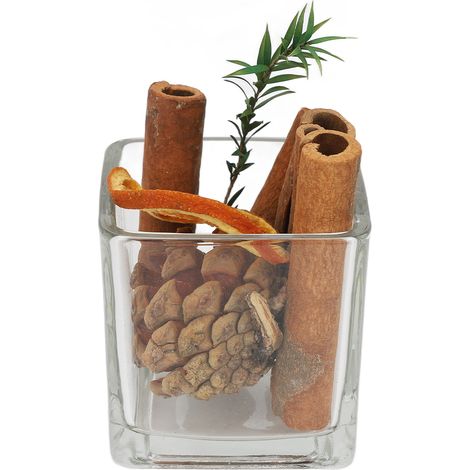 Getrocknetes Blütenpotpourri mit Zimtstangen und Zitronenscheiben für einen flammenlosen Diffusor für ätherische Öle