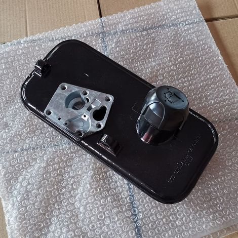 Réservoir de carburant Briggs & Stratton 494406, un réservoir de carburant en plastique avec un raccord de conduite de carburant, pour les moteurs Briggs & Stratton. (1/5)