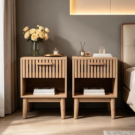 Table de chevet en bois clair – petit meuble de rangement moderne et minimaliste – tiroirs en maille métallique – étagères ouvertes (1/5)