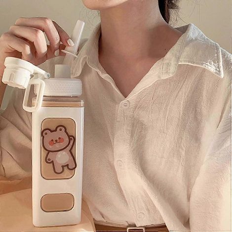 Gourde Kawaii motif ours avec paille (700 ml) – Bouteille carrée portable en plastique pour enfants, étanche et sans BPA (1/5)