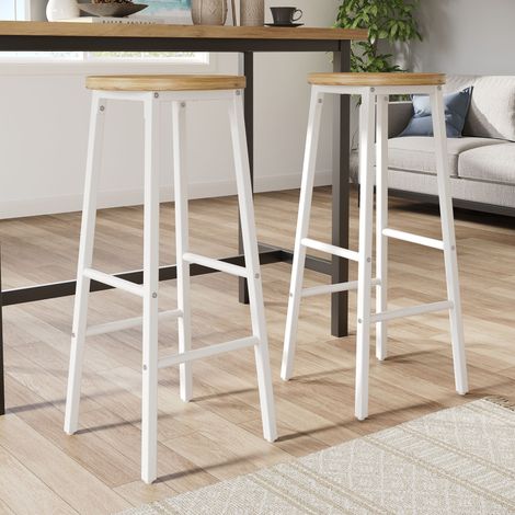 Ensemble de 2 tabourets de bar avec assise imitation bois, 70 cm, charge maximale 150 kg, pieds réglables et deux repose-pieds, structure en métal blanc, idéal pour les îlots de cuisine. (1/4)