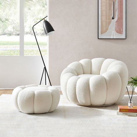 M&S – Fauteuil coquillage blanc pivotant – Pouf en tissu bouclette – Structure en contreplaqué et eucalyptus – Dimensions fauteuil 100x96x62cm