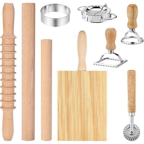 Ensemble de 9 ustensiles pour la fabrication de pâtes, comprenant un rouleau à pâtisserie en bois, une planche à gnocchis, un emporte-pièce à raviolis et une roulette à pâtisserie. (1/5)