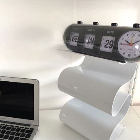 Innovativer, dekorativer Tischwecker mit Kalender in Sprungform für Zuhause oder Büro, Schwarz, mit Wochentagen und Datum (1/5)