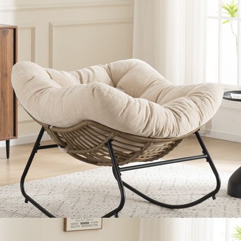 Sillón balancín de chenilla beige, estructura metálica y efecto ratán, 102 x 98 x 77 cm DESVIAE (1/5)