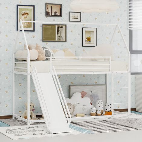 Esta litera mide 90 x 190 centímetros. La cama infantil está equipada con un tobogán. Esta estructura de cama con forma de casita incluye una escalera y se entrega sin colchón de muelles. (1/5)