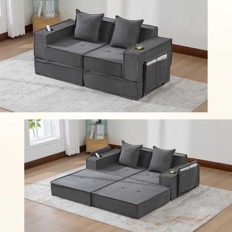 Modernes Doppelschlafsofa mit einem bequemen Zweisitzer-Stoffsofa mit zwei Kissen. Ein stilvoller dekorativer Fußhocker mit seitlichem Stauraum und Getränkehaltern, ideal für Leseecken, Spielzimmer un