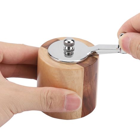 Manuelle Pfeffermühle mit langer Kurbel für Meersalz, Kräuter und Gewürze – robustes Mahlwerkzeug, ideal für die Küche. (1/5)