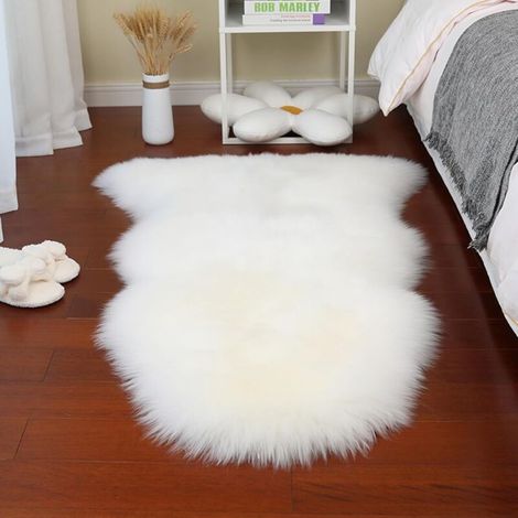 Faux Lammfell Schaffell Teppich 60x90 cm, Lammfellimitat Teppich Flauschiger Weicher Fell TEppich Longhair Fell Lammfellimitat Carpet für Stühle Sofa Schlafzimmer Kinderzimmer (Weiß, Unregelmäßig) (1/5)