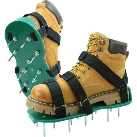 APEX Chaussures perforées pour pelouse, dotées d'une double bride sur la tige, de perforations robustes à picots pour une perforation efficace et d'une taille universelle. (1/5)