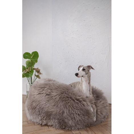 Ovales Haustierbett aus natürlichem Schaffell – Greige, 90 cm