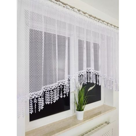 Una cortina corta de malla decorada con encaje guipur, cosida en forma de arco. (1/5)