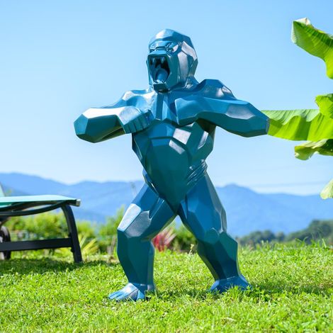 Wanda Collection – Statue origami gorille bleu 80 cm – Ciment résistant aux intempéries – Sculpture moderne pour extérieur – Design géométrique unique
