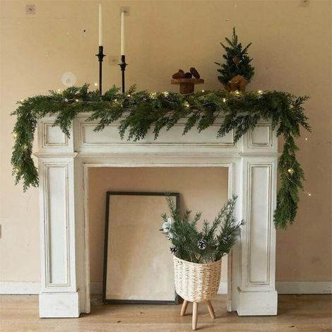 Ghirlanda natalizia in pino con luci a LED e fiori artificiali, perfetta per il camino, il soggiorno, il patio e come decorazione.