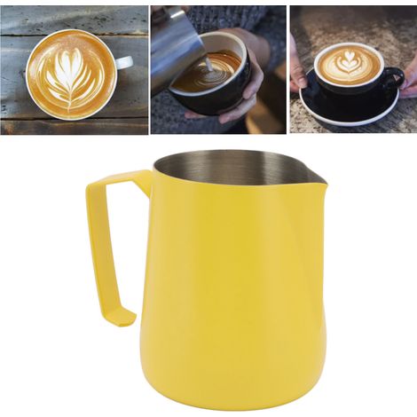 Latte-Art-Becher mit spitzem Ausguss, EP 450 ml, aus Edelstahl, gelb, mit integriertem Milchaufschäumer. (1/5)