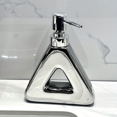 Eine kreative Seifenschale aus Keramik, eine Pumpflasche für Duschgel und Handseife (leer), eine wiederbefüllbare Flasche. – AquaForge (1/4)