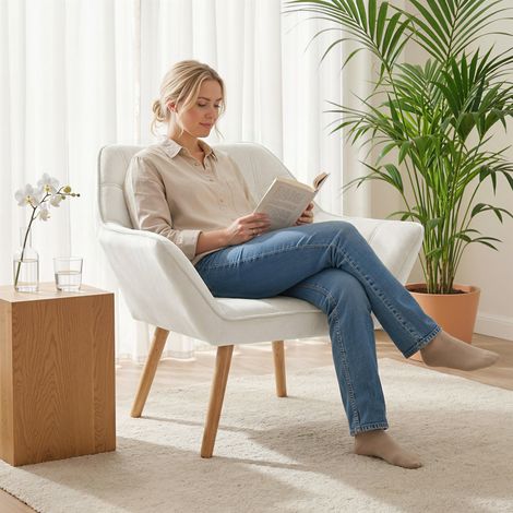Fauteuil de design scandinave en bois et velours crème. Idéal pour le salon ou le bureau. 67 x 61,5 x 71 cm