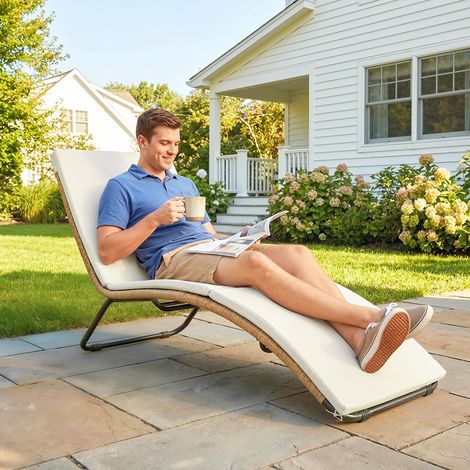 Sonnenliege aus Rattan – Design-Gartenstuhl – S-Form – Stabiles Stahlgestell – Kissen – Creme