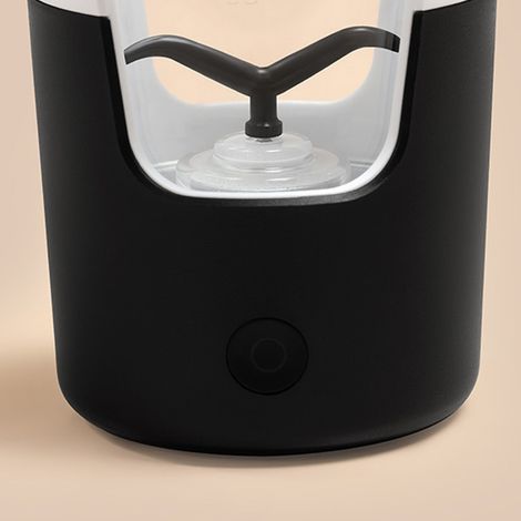 Wiederaufladbarer elektrischer Mixbecher mit 430 ml Fassungsvermögen, 7000 U/min Drehzahl und Silikongriff für Proteinpulver und schwarzen Kaffee.