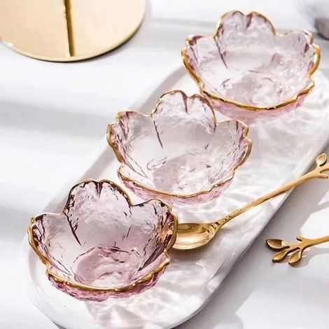 Kompakte Glasuntertassen im skandinavischen Stil mit goldgeränderten Glasschalen für Saucen, verziert mit Kirschblütenmotiven. Japanisch inspirie (1/4)