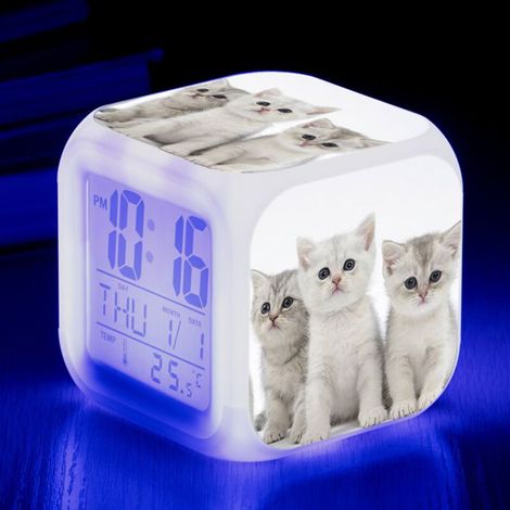 Réveil numérique avec motifs de chats mignons (B), alarme avec lumières colorées (C)