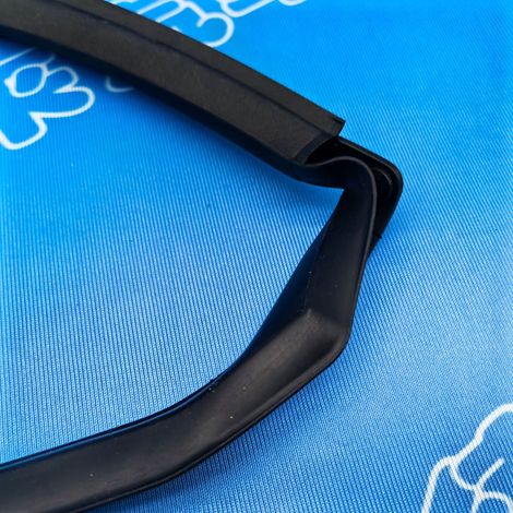 65810-6JF0A is suitable for the 2020 Nissan Patrol Y62 hood sealing strip (short). (1/4)