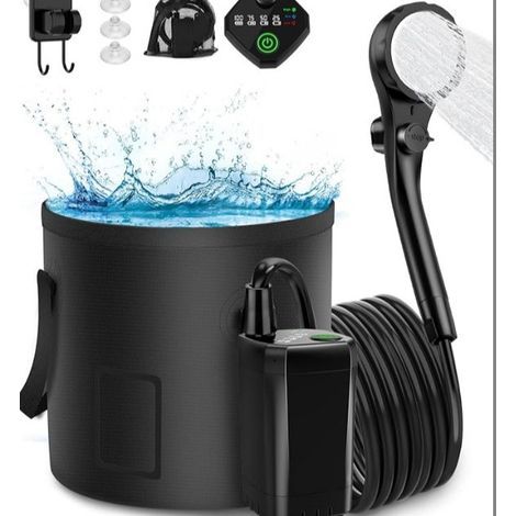 Cette douche de camping rechargeable est équipée d'une pompe de douche portable avec un seau pliable intégré, ce qui la rend idéale pour le camping, la randonnée, les voyages en voiture et le bai (1/5)