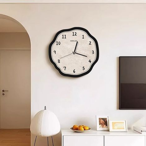 Horloge murale silencieuse sans trou – Cadran crémeux moderne, design épuré pour salon et salle à manger, 40 x 40 cm