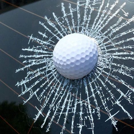 Autocollant Voiture Drôle 3D Balle de Golf Impact Fissure Pare-Brise Décalcomanie Auto Humour (1/2)