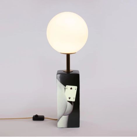Lampada da tavolo a led in porcellana 2 di spade  d 24 cm  collezione toiletpaper home seletti 15252 (1/2)