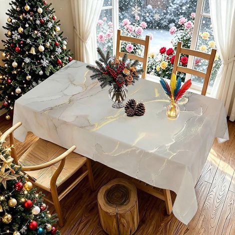 Nappe rectangulaire élégante à motif marbre clair imprimé en 2D sur le thème de Noël, avec accents dorés, idéale pour un dîner de famille, une fête prénuptiale ou Noël. (1/4)