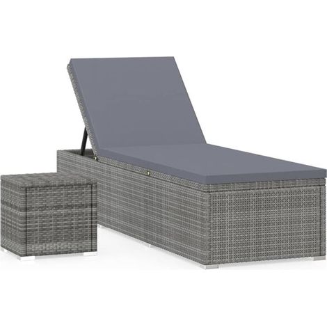 Un fauteuil inclinable avec coussins et une table basse, en résine tissée grise. (1/5)