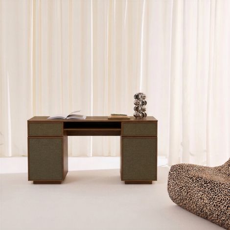 sweeek - Bureau décor bois et tissu 2 portes 2 tiroirs 1 niche 140cm noyer - Kuba (1/5)